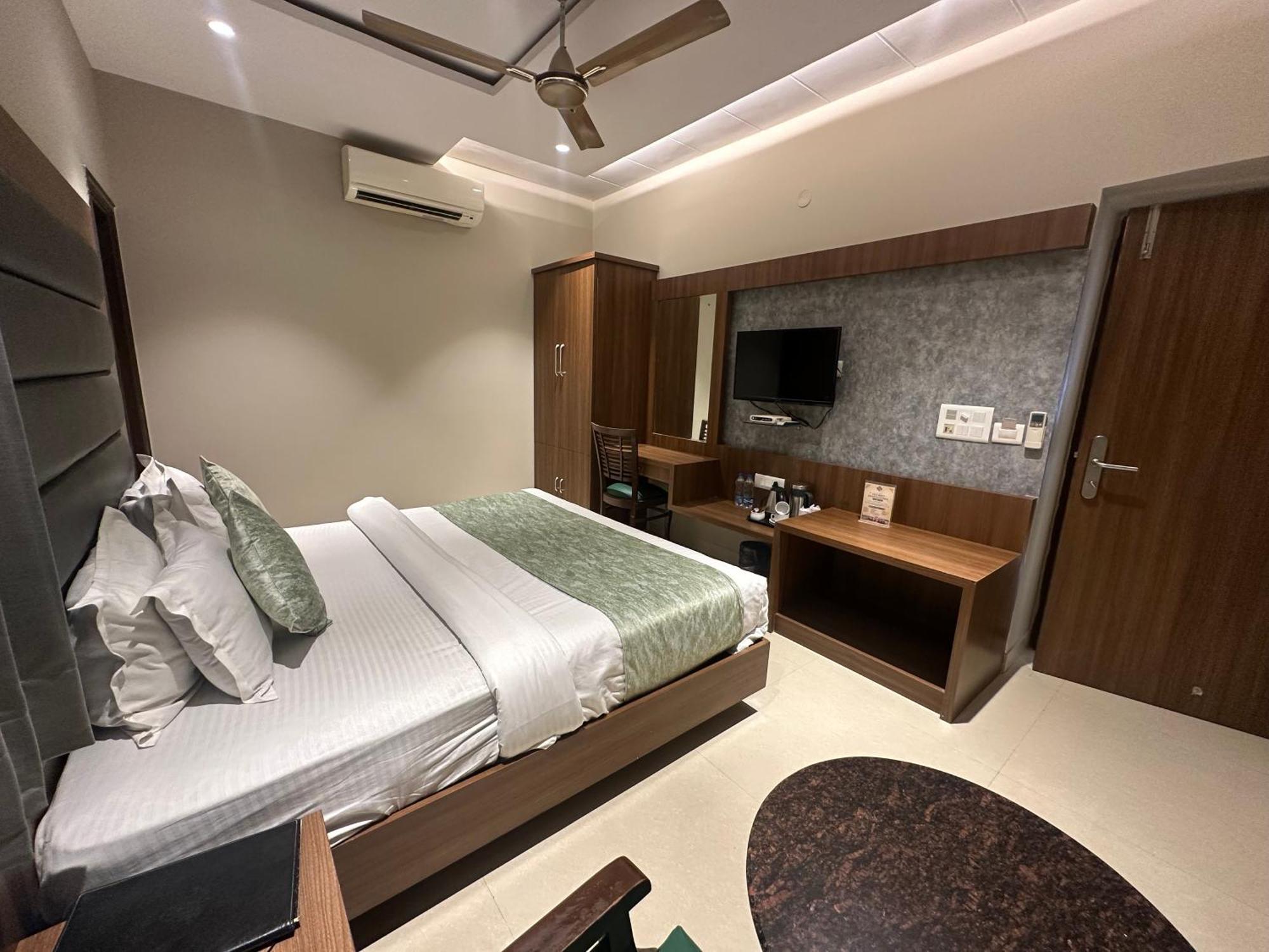 Hotel Amritsar International 2 Min Walk From Amritsar Bus Stand Kültér fotó