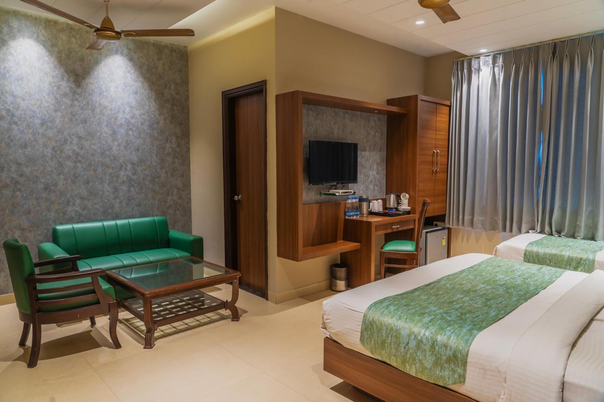 Hotel Amritsar International 2 Min Walk From Amritsar Bus Stand Kültér fotó